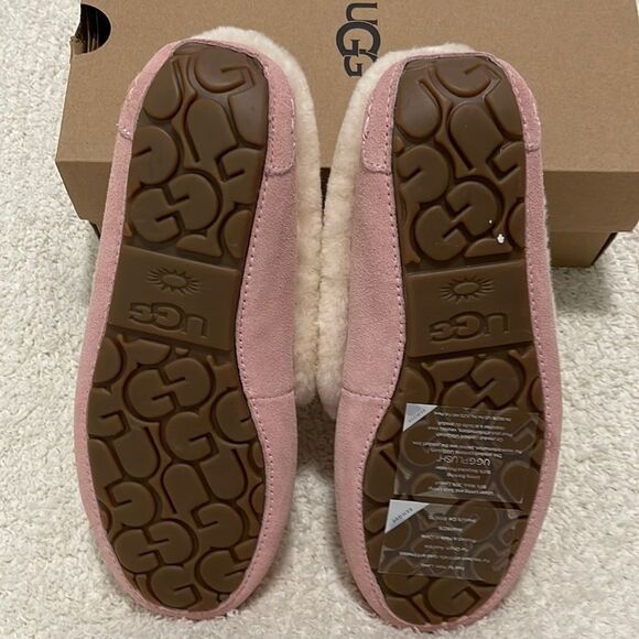 NIB- UGG - 7 - Picture 7 of 7